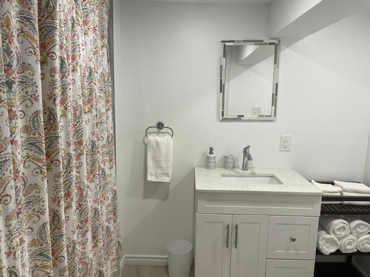 Newly Renovated 2 Bedroom 1 Ba *10 Min Walk To Falls* ไนแอการาฟอลส์ ภายนอก รูปภาพ